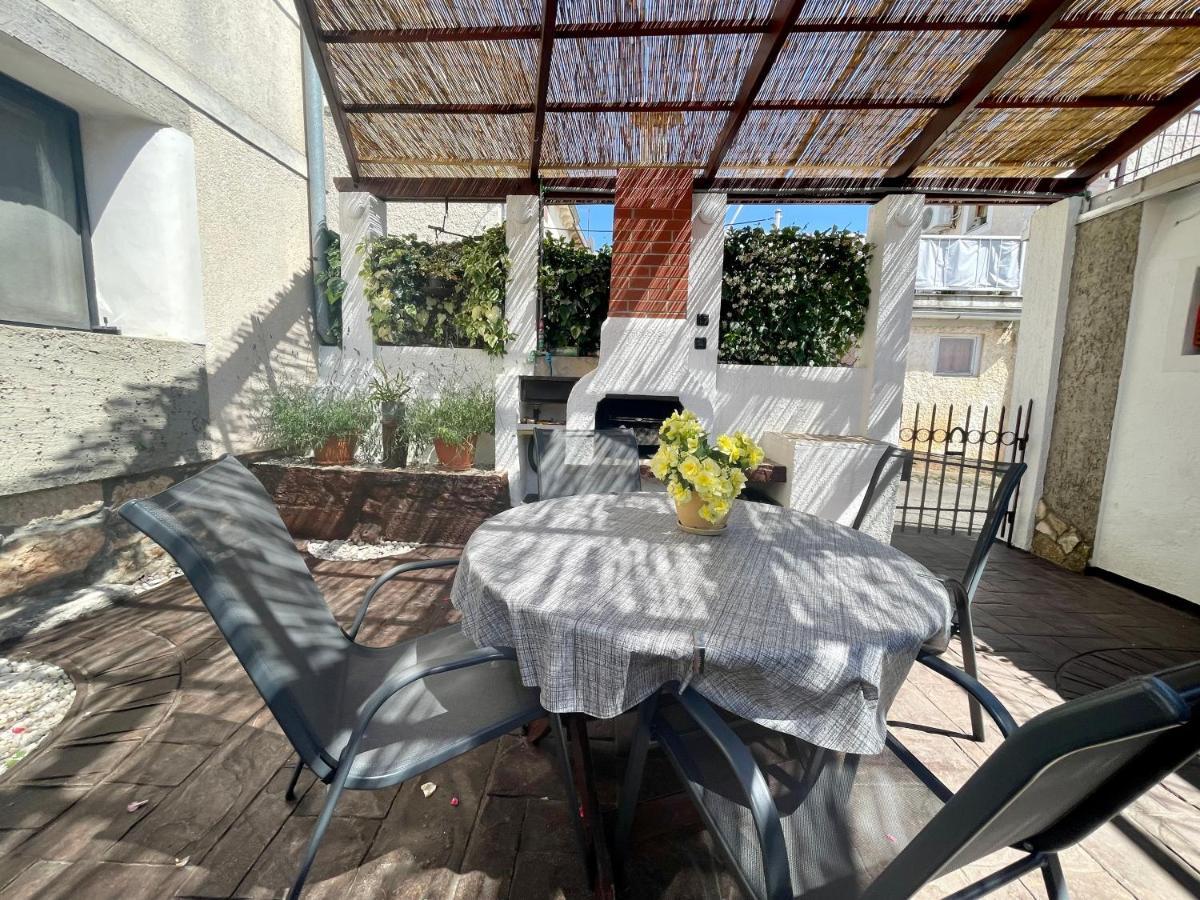 Apartment Mila With Jacuzzi Spa Пула Екстериор снимка