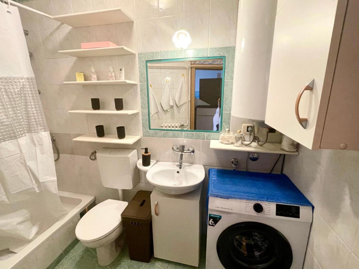 Apartment Mila With Jacuzzi Spa Пула Екстериор снимка