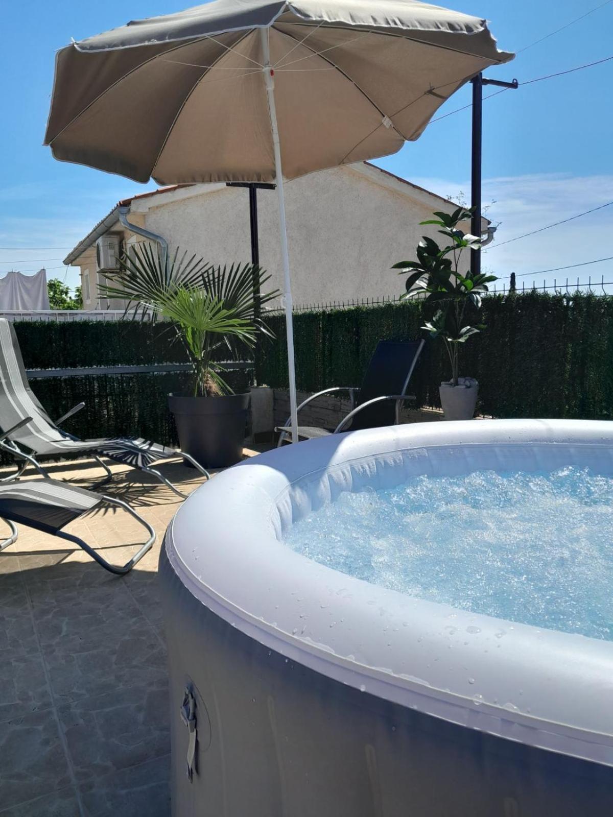 Apartment Mila With Jacuzzi Spa Пула Екстериор снимка